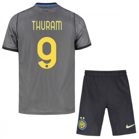 Inter Milan Thuram 9 Børn Tredjesæt 2026-27 Kortærmet(+ Korte bukser) Inter Milan Thuram 9 Børn Tredjesæt 2026-27 Kortærmet(+ Korte bukser)