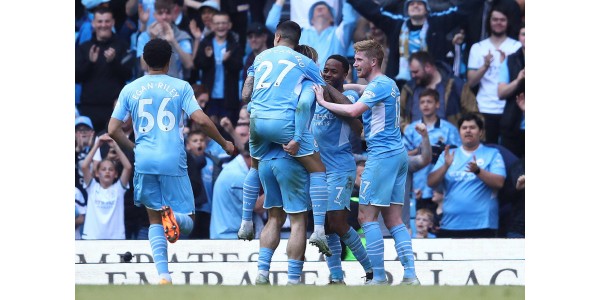 Manchester City genvinder førstepladsen, Liverpool ryster