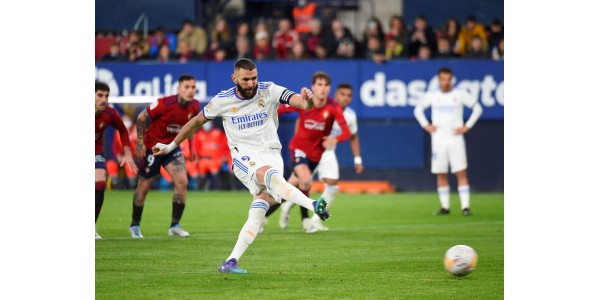 Benzema misser 2 straffe, vinder stadig kampen