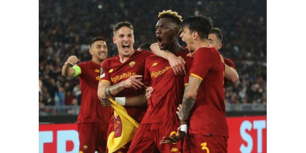 Roma vinder nøglekamp
