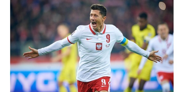 Lewandowski fører Polen til en succesfuld forfremmelse
