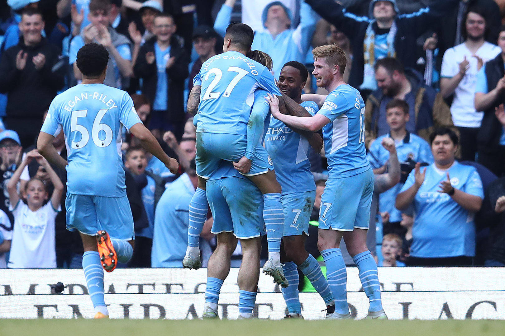 Manchester City genvinder førstepladsen, Liverpool ryster