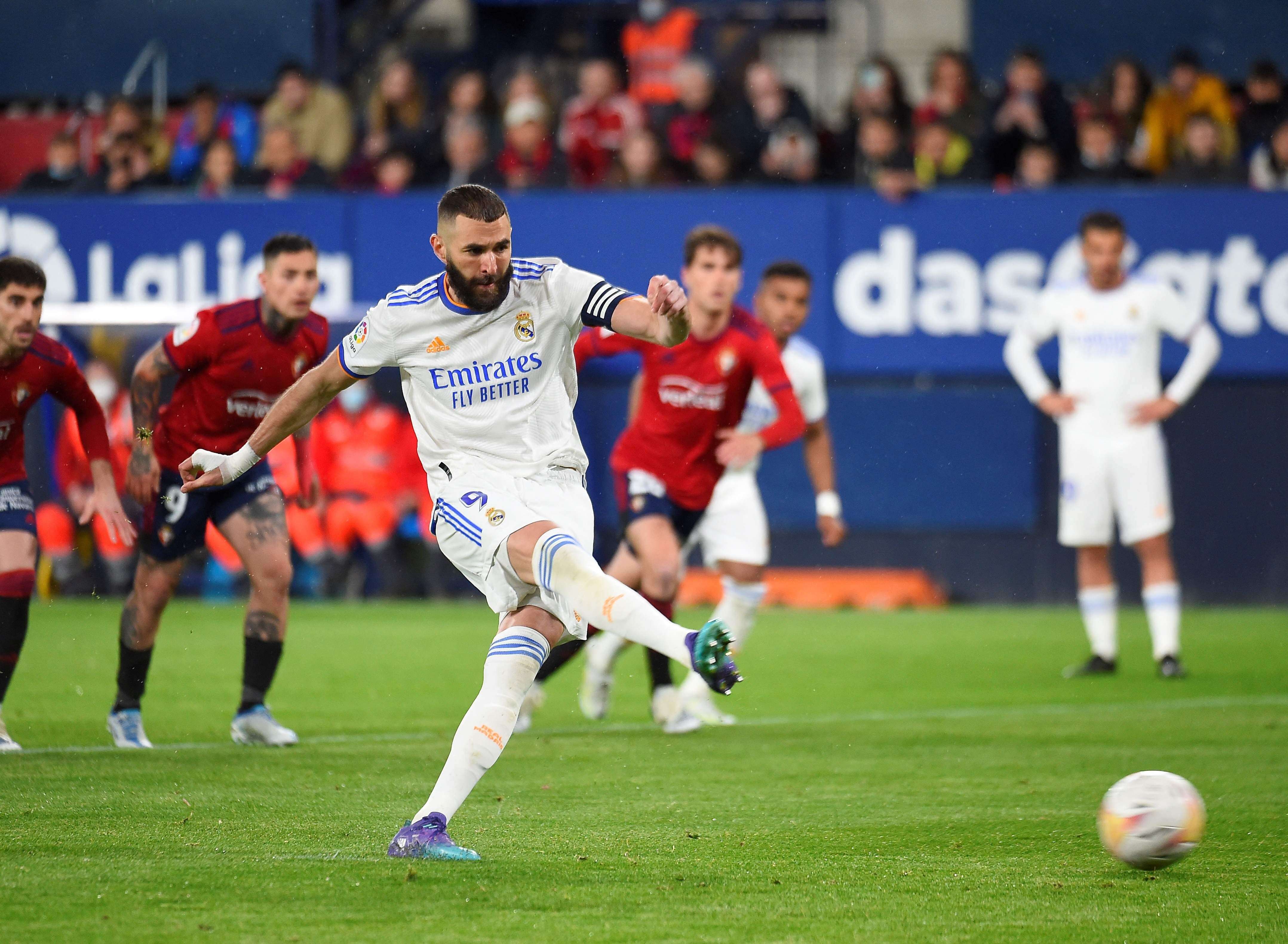 Benzema misser 2 straffe, vinder stadig kampen