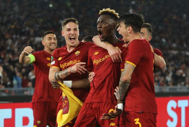 Roma vinder nøglekamp